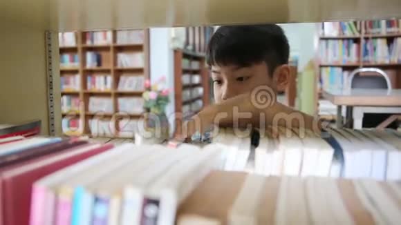 小亚洲学生在图书馆看书视频的预览图
