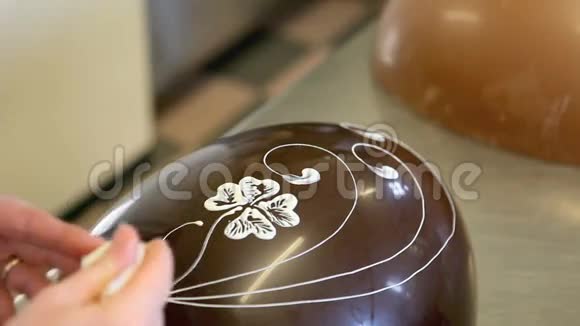 双手糕点装饰巧克力鸡蛋复活节视频的预览图