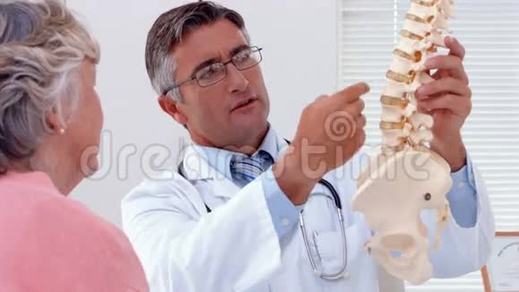 医生向病人解释脊柱模型视频的预览图