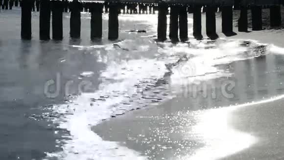 波兰波罗的海日出时的乌斯特卡海滩视频的预览图