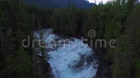 空中蒙大拿冰川国家公园视频的预览图