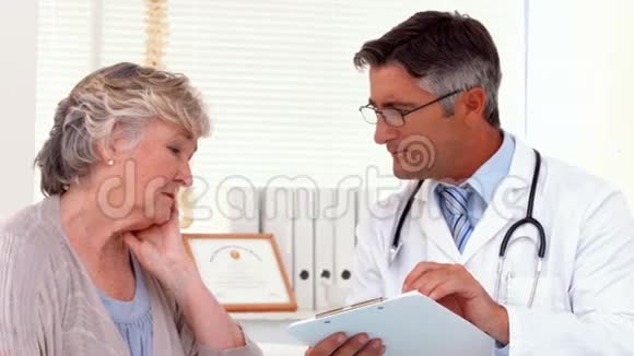医生在办公室和病人说话视频的预览图