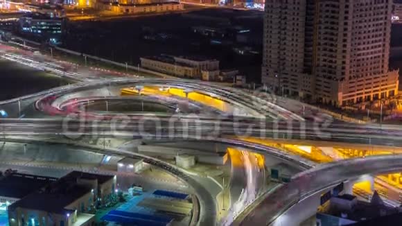 阿治曼的城市景观从屋顶在夜间时间推移阿治曼是阿拉伯联合王国阿治曼酋长国的首都视频的预览图