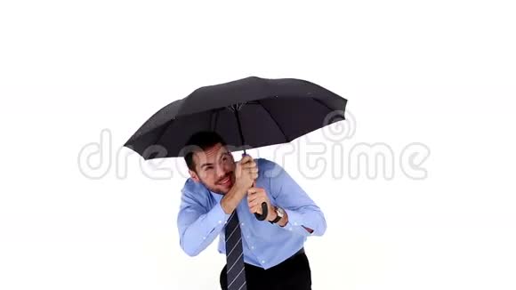 年轻的商人用雨伞遮挡视频的预览图