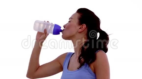 在海滩上喝水的女人视频的预览图