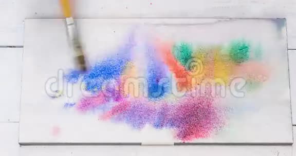 纸张上水色的特写颜色和纹理视频的预览图