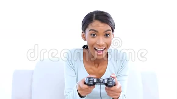 女人在玩电子游戏视频的预览图