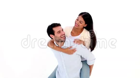 有魅力的年轻夫妇玩得很开心视频的预览图