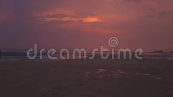 日落时看希卡杜瓦海滩海浪飞溅视频的预览图