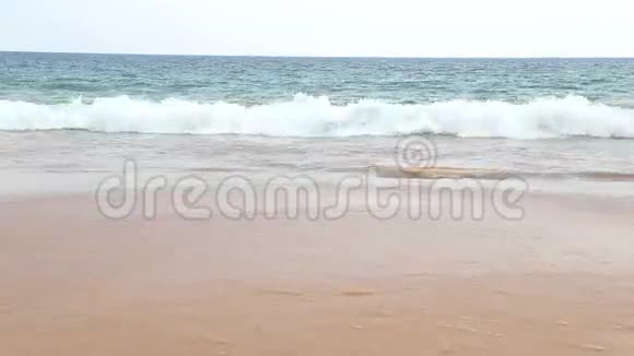 海卡杜瓦海滩的景色而海浪正在溅沙视频的预览图