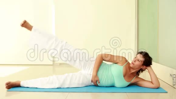 孕妇在运动垫上运动视频的预览图
