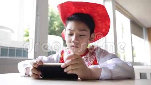 亚洲儿童使用数字平板电脑视频的预览图