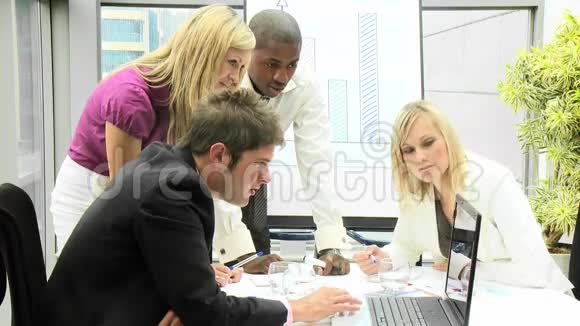 商务人士在会议期间使用笔记本电脑视频的预览图