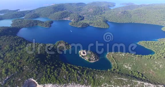 克罗地亚Mljet岛上圣玛丽岛的鸟瞰图视频的预览图