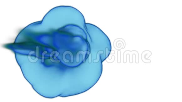 明亮的蓝色墨水在水或烟雾与阿尔法面具的运动效果和组合美丽的云或烟视频的预览图