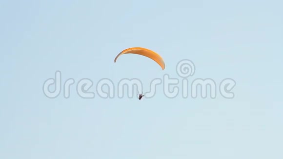滑翔在晴朗的蓝天上视频的预览图