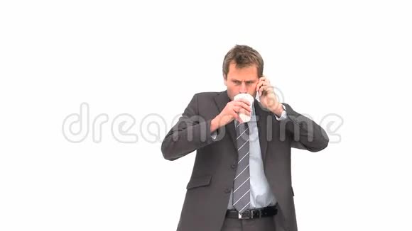商人在打电话时喝酒视频的预览图