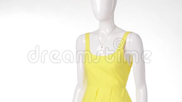 穿黄色衣服的女模特视频的预览图
