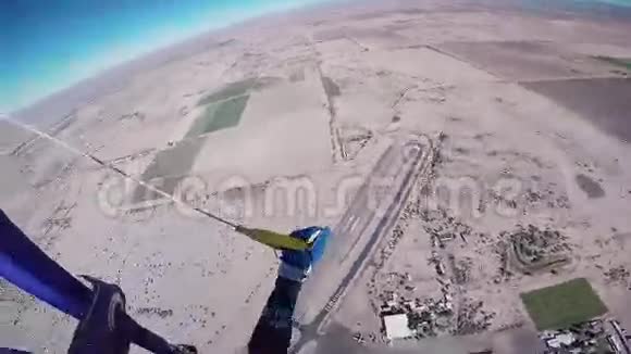 专业跳伞运动员在亚利桑那州上空跳伞晴天极端视频的预览图