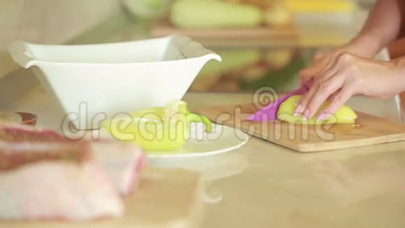 年轻女子在厨房切蔬菜做新鲜沙拉胡椒粉视频的预览图