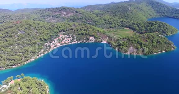 克罗地亚美丽的Mljet岛的鸟瞰图视频的预览图