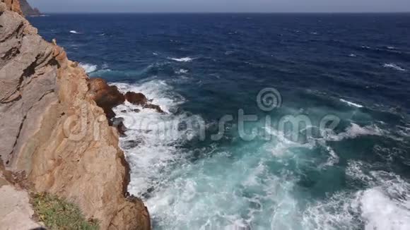 夏季洛基海岸科斯塔布兰卡西班牙视频的预览图