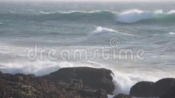 大西洋风暴葡萄牙视频的预览图