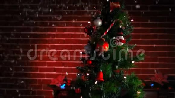 一棵装饰好的圣诞树视频的预览图