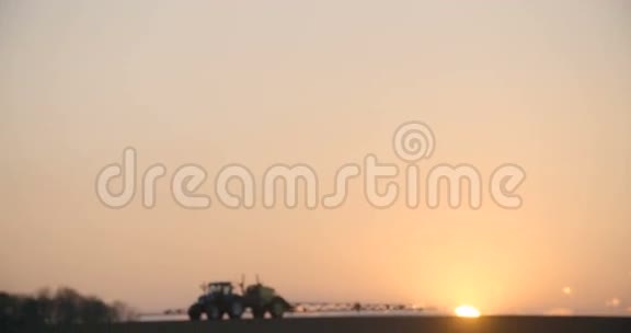 拖拉机在农田里用化学物质喷洒肥料视频的预览图