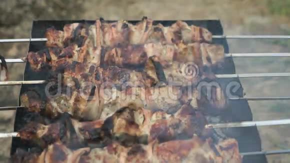 烧烤炉上烧烤肉视频的预览图