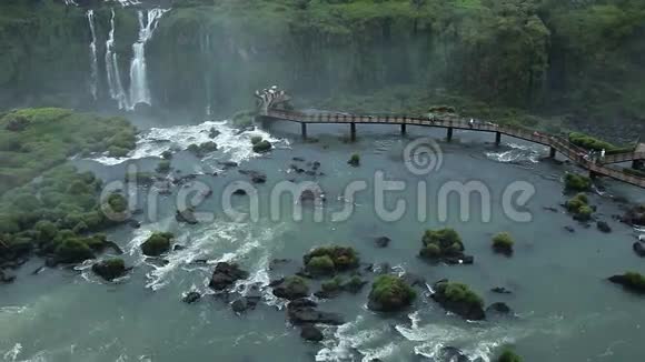 伊瓜苏瀑布世界上最大的瀑布系列位于巴西和阿根廷边境视频的预览图