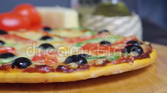 吃一片比萨饼融化的奶酪滴视频的预览图