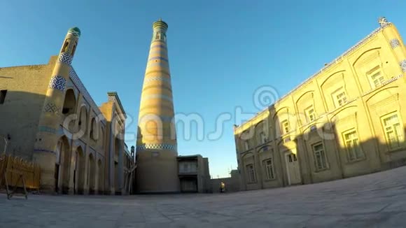 古城街道上古老的尖塔乌兹别克斯坦希瓦视频的预览图