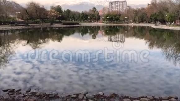 智利圣地亚哥公园的景观和池塘视频的预览图