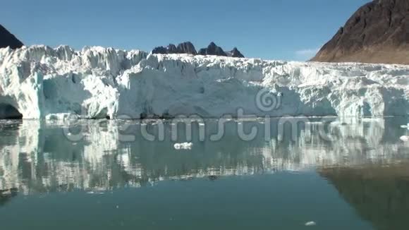 海山和反映水的大型冰山视频的预览图