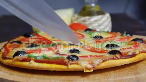 吃一片比萨饼融化的奶酪滴视频的预览图