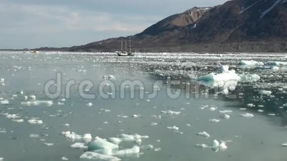 海山和反映水的大型冰山视频的预览图
