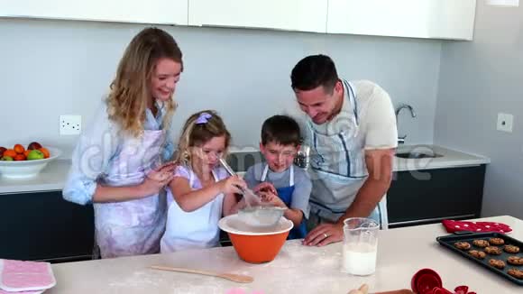 幸福的家庭一起做蛋糕视频的预览图