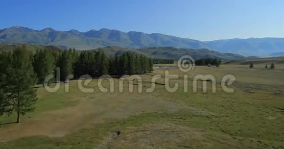 在河上飞翔西伯利亚阿尔泰山脉库雷草原视频的预览图