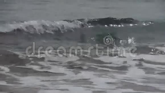 时光流逝潮汐沙滩上的海浪视频的预览图
