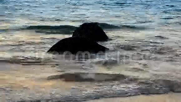 海浪撞击海滩上的岩石视频的预览图