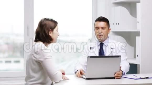医生和年轻女子在医院会面视频的预览图