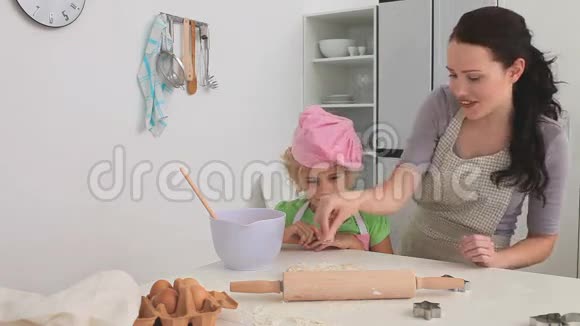 一位母亲和她的女儿一起做饭视频的预览图