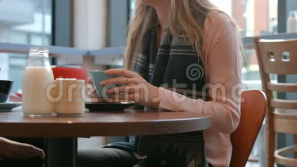 在咖啡馆里喝咖啡的漂亮朋友视频的预览图