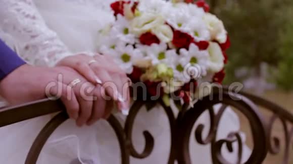 新郎新娘手中的婚礼花束视频的预览图