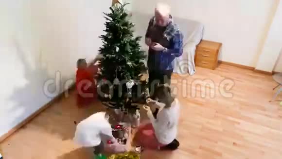 幸福的家庭装饰圣诞树视频的预览图