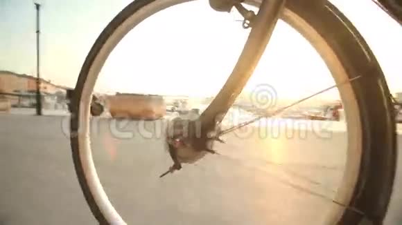 男子骑自行车在路上在罗维尼克罗地亚视频的预览图