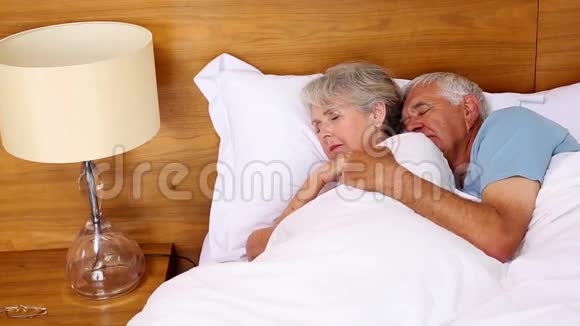 年长夫妇睡在床上视频的预览图