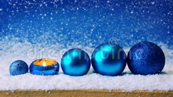 蓝色圣诞装饰和降雪视频的预览图