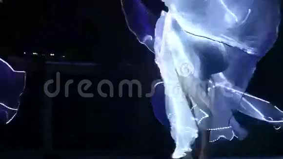 穿着白色衣服的女孩不寻常的白色假发和LED一起跳舞视频的预览图